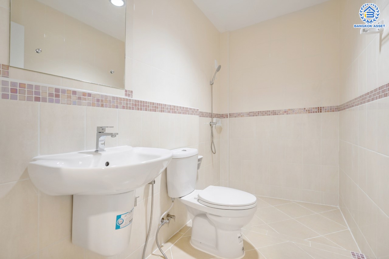 บ้านมือสองตกแต่งใหม่ ม.บ้านกลางเมืองสวิสทาวน์ เกษตร-นวมินทร์ แบรนด์ AP เนื้อที่ 20 ตร.ว. ฟังก์ชัน 3 ห้องนอน 3 ห้องน้ำ 2 ที่จอดรถ ชีวิตแสนสงบ สภาพแวดล้อมเยี่ยม เชื่อมต่อ ถ.พหลโยธิน, ถ.เกษตร-นวมินทร์ ใกล้ ม.เกษตร และรถไฟฟ้าสายสีเขียว "สถานีมหาวิทยาลัยเกษตรศาสตร์"...